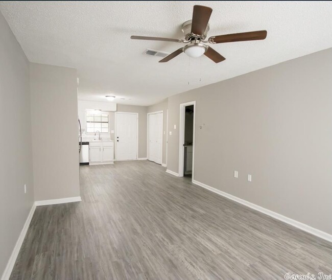 Building Photo - 1800 Labette Manor Dr