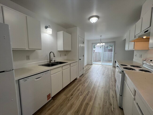 Foto del edificio - Remodeled Westside Duplex (B)