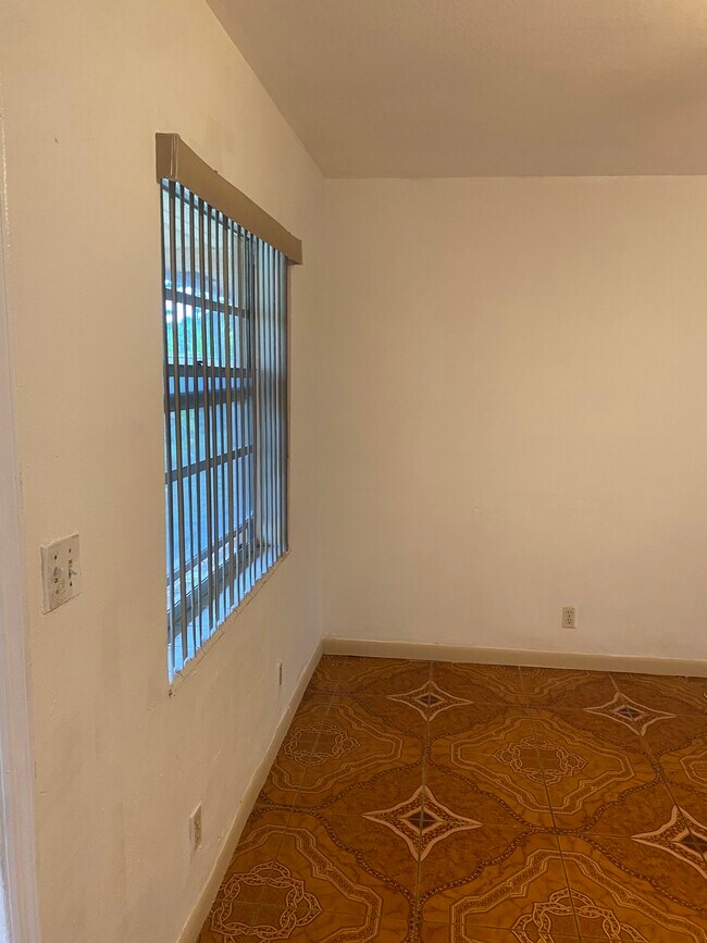 Foto del edificio - 519 NW 21st Ter