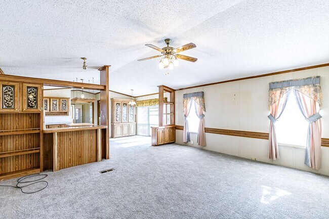 Building Photo - 3 bedroom 2 bath home in Roosevelt school ...