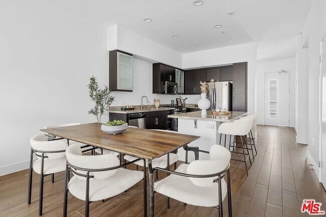 Foto del edificio - Beautiful Playa Vista Home With In Unit La...