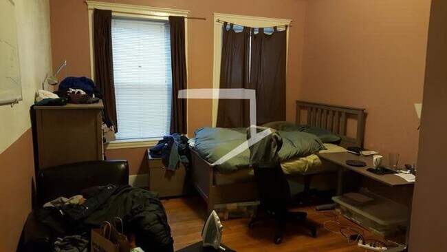 Building Photo - 162 Thorndike St