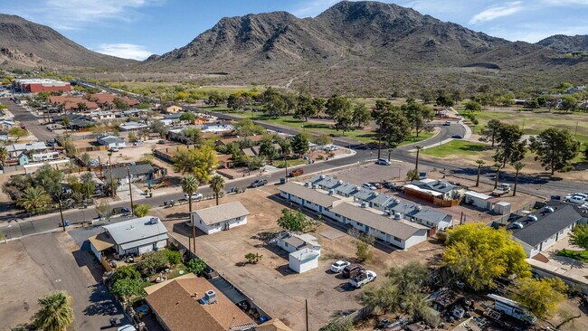 Building Photo - Spacious 1BR Single-Level Unit with Utilit...