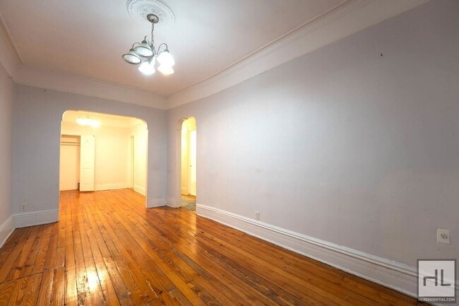 Building Photo - 6 AVENUE