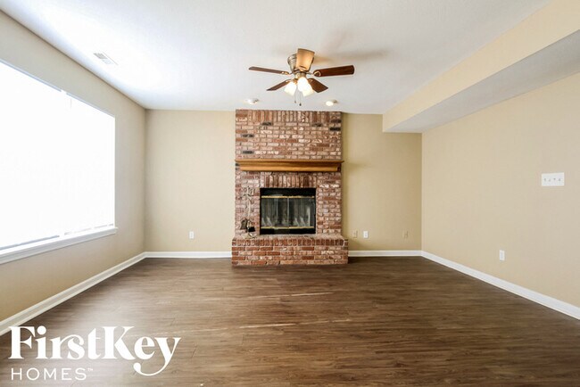 Building Photo - 728 Sweet Creek Dr