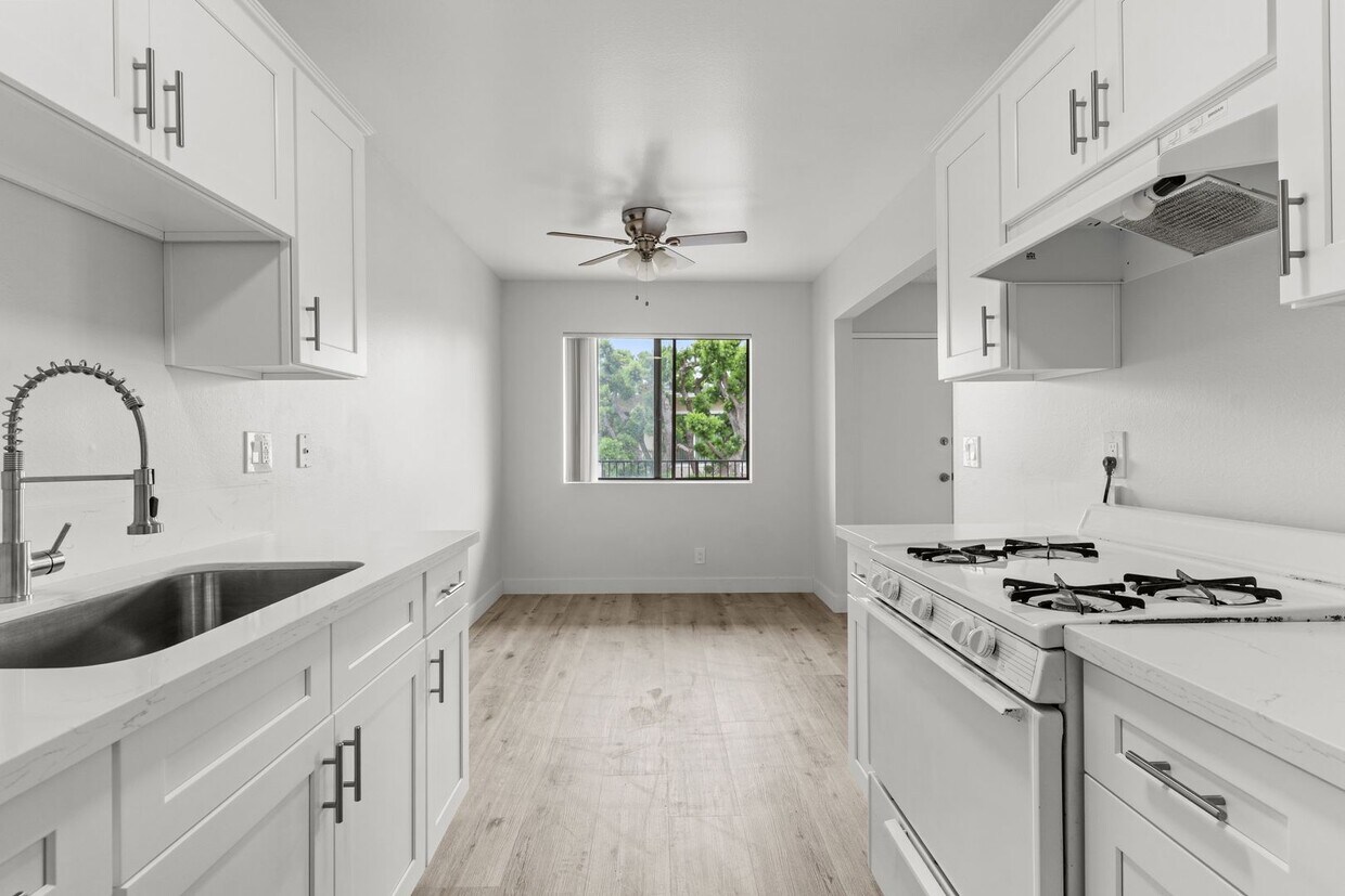 Foto principal - 8331 Lampson Ave