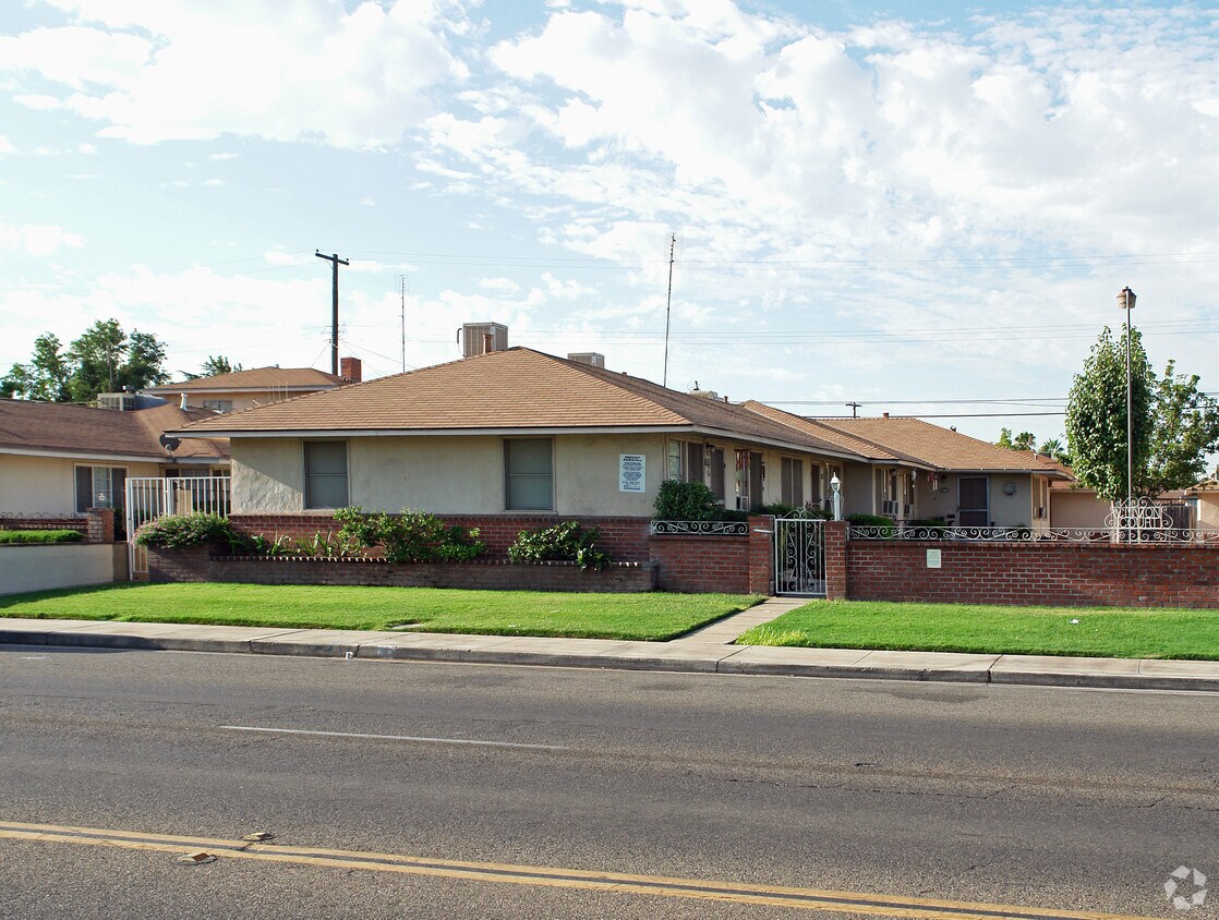 Primary Photo - 3468-3478 E Clinton Ave