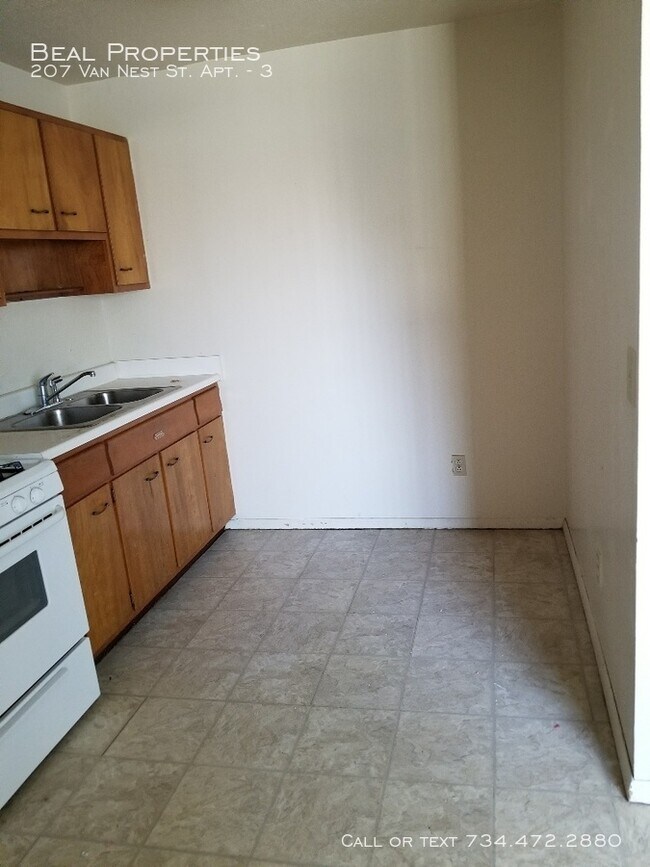 Building Photo - 207 Van Nest St