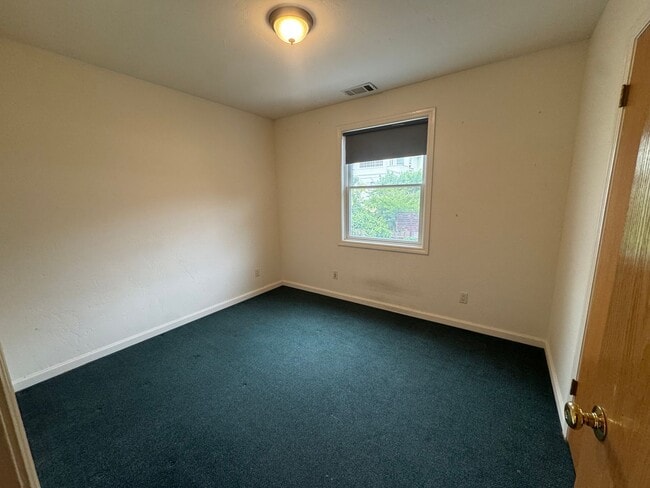 Foto del edificio - ***REDUCED SECURITY DEPOSIT*** Cottage style  5 bedroom apartment 3 1/2 blocks from campus
