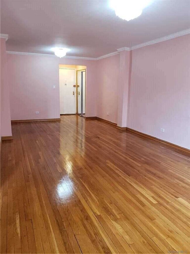 Foto del edificio - 108-50 62nd Dr