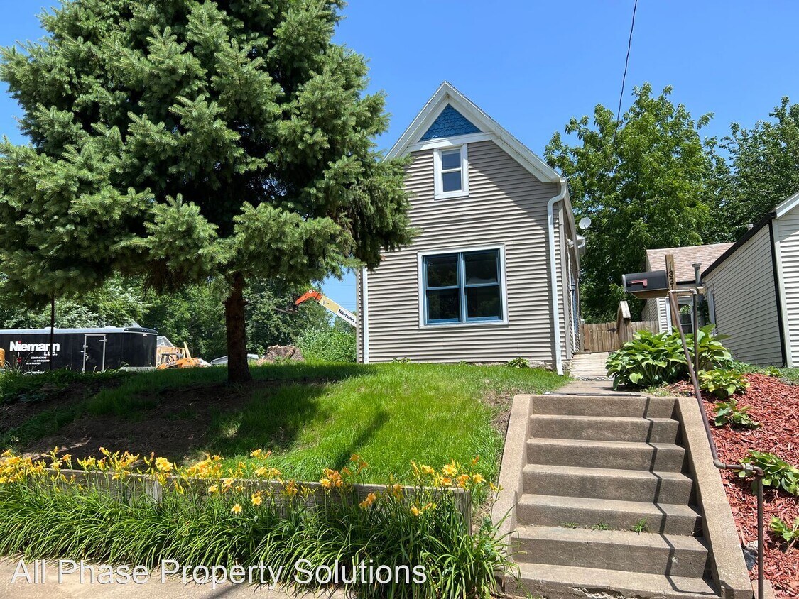 Primary Photo - 3 br, 1.5 bath House - 1321 Elm St.