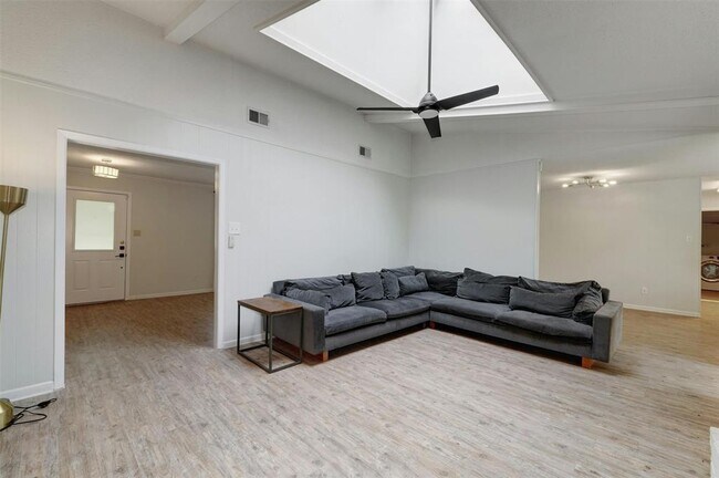 Foto del edificio - 8001 Ceberry Dr