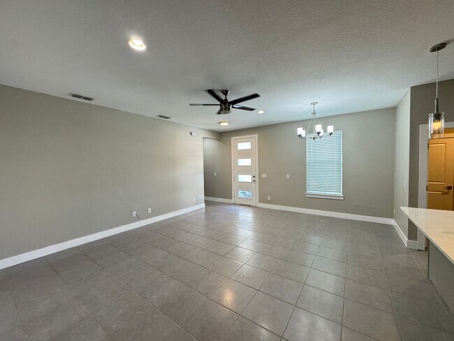 Foto del edificio - $500 OFF OF A MONTH OF RENT! Beautiful 4BD/2BA Home in Poinciana – No HOA Approval Needed! Pets W...