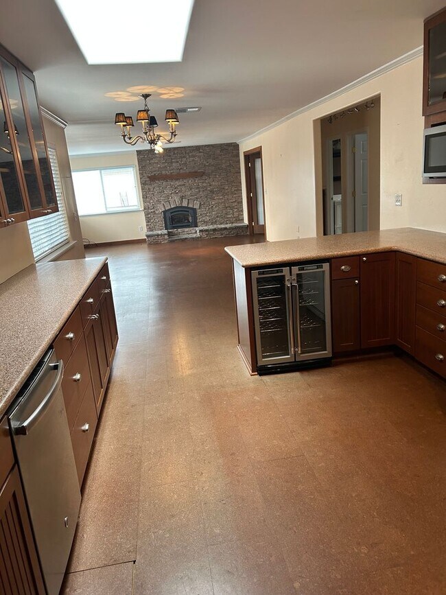 Foto del edificio - Spacious 3-Bedroom Home + Office/Den in De...
