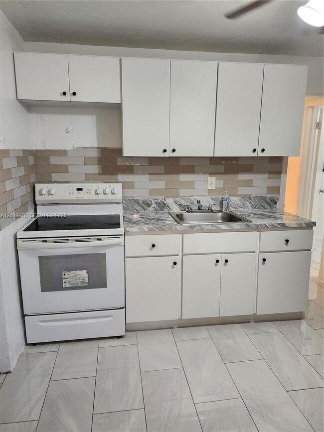Foto del edificio - 551 NE 139th St