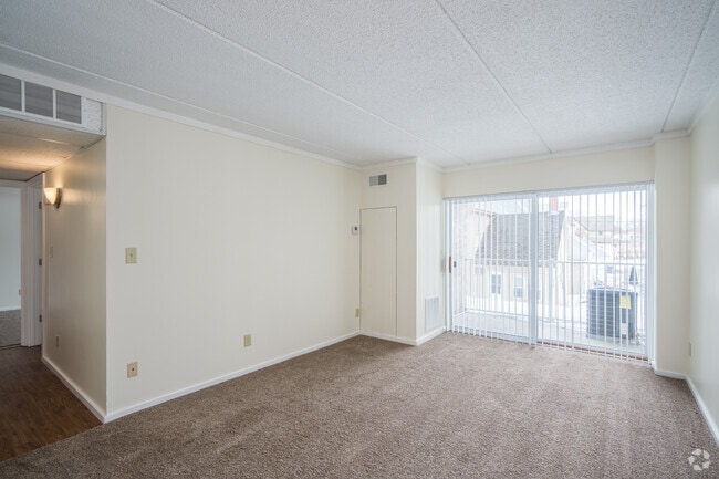 Living Room - River Bluff Apartments