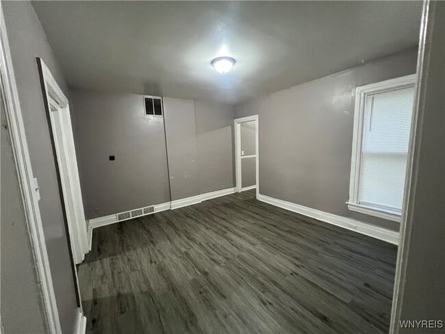 Building Photo - 457 6th St