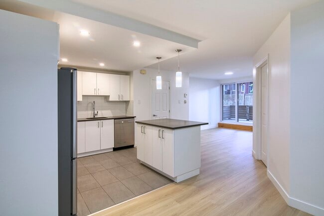 Building Photo - 3460 Rue Durocher