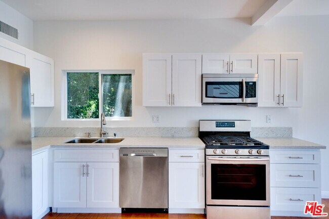 Foto del edificio - 1411 Cloverfield Blvd