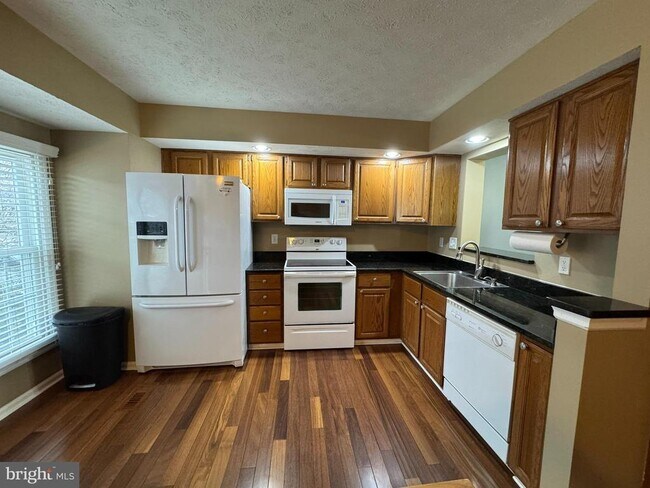 Foto del edificio - 2108 Commodore Ct