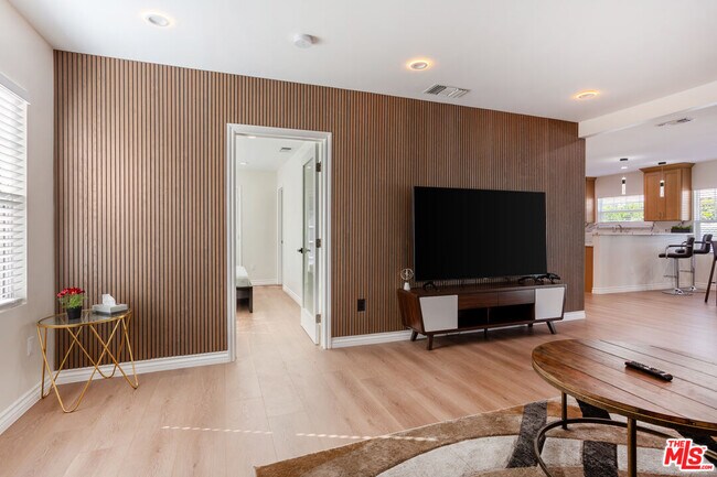 Foto del edificio - 1419 N Orange Dr