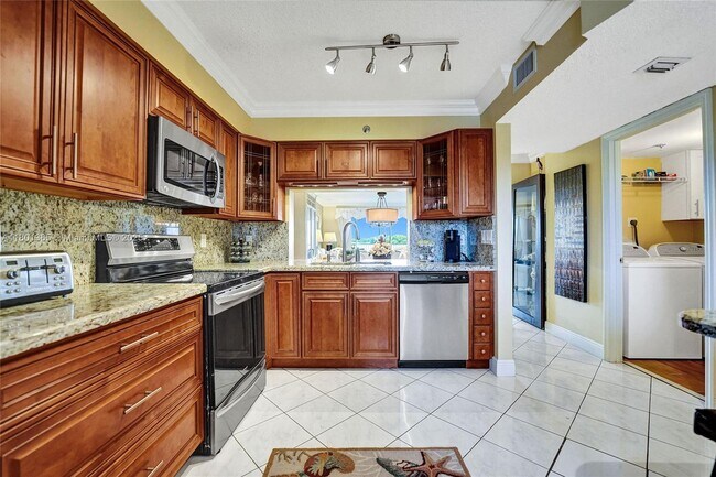 Building Photo - 2206 S Cypress Bend Dr