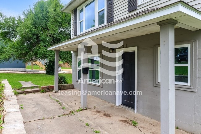 Building Photo - 211 Peck St