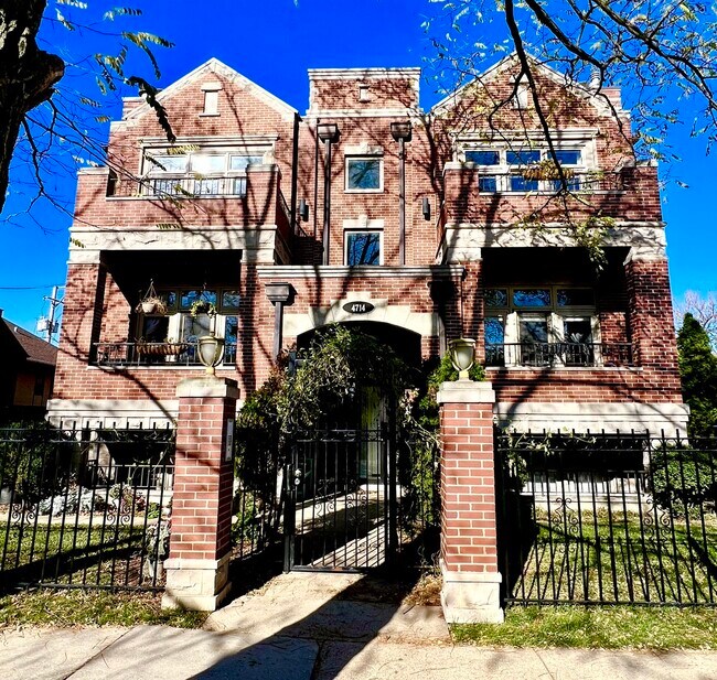 Foto del edificio - 4714 W Berteau Ave