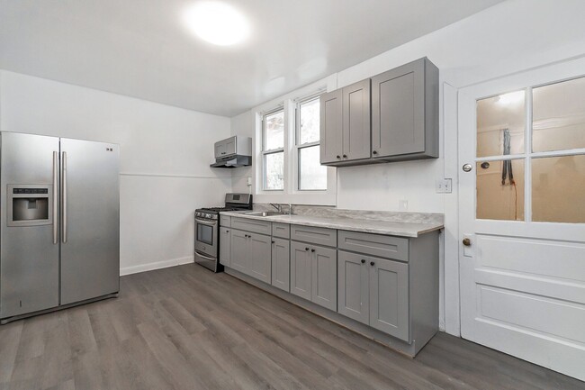 Building Photo - 3 Bed · 1 Bath · 1.122 SQ/FT· Modern Indus...