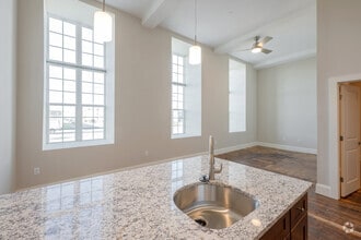 2BR, 1BA - 1,045SF - King Philip Lofts