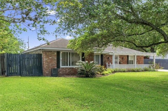 Building Photo - 206 Village Dr