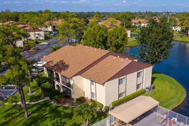 Foto del edificio - 332 Knotty Pine Cir