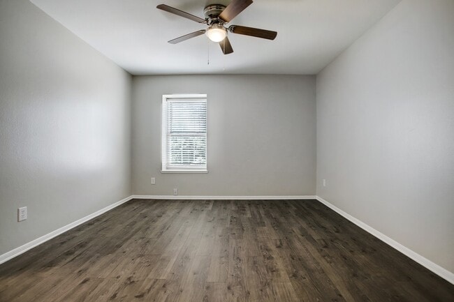 Building Photo - 353 N Post Oak Ln