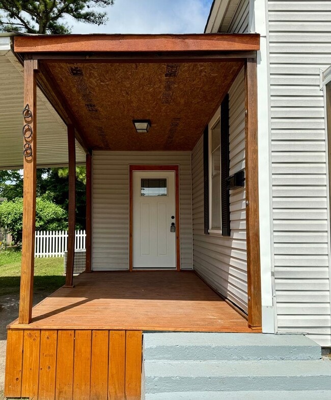 Building Photo - Fully Remodeled 3 Bedroom/1 Bathroom Home ...