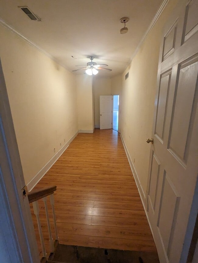 Building Photo - Huge 2+ Bedroom/ 2 Bath Upstairs Apartment