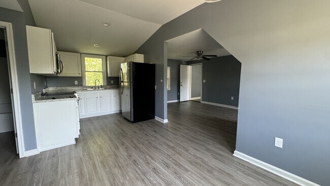 Building Photo - 703 E Riverside Dr