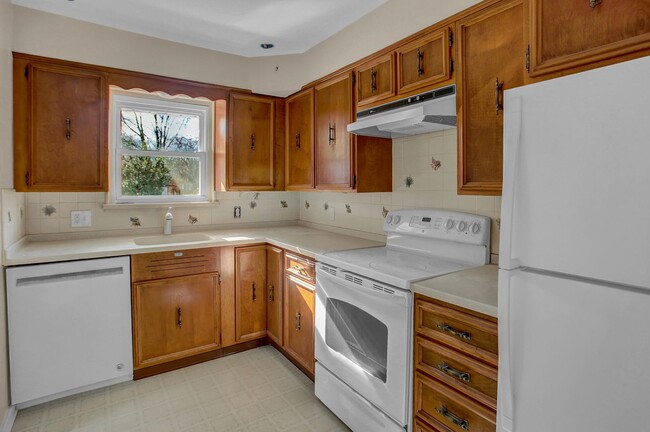 Building Photo - 3 bed 1 bath Updated Rancher For Rent