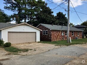 Building Photo - 3907 Hill Dr