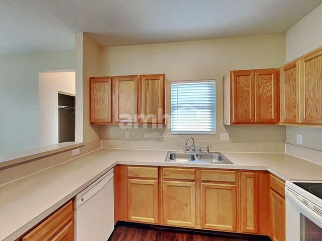 Foto del edificio - 843 Summerville Dr