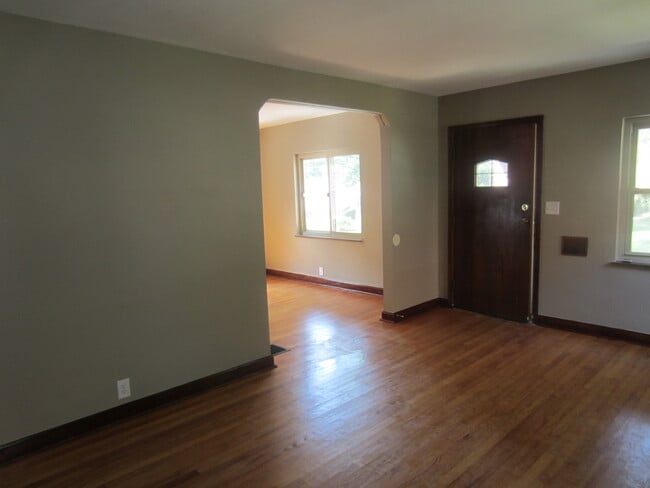 Building Photo - Updated 3 Bed 2 Bath Home