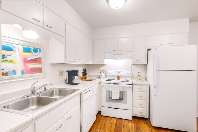 Building Photo - Waterford Square Apartment Homes