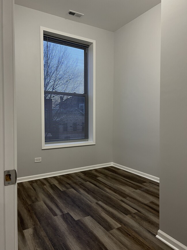 Building Photo - 240 W 24th St