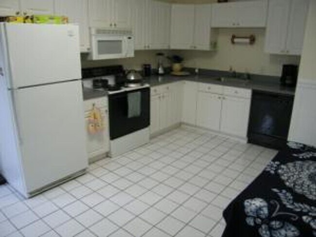 Foto del edificio - Sunlit Top-Floor Retreat: Charming 3-Bedro...