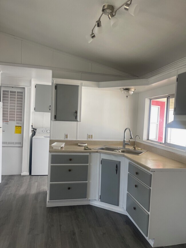 Building Photo - 954 Roadrunner Dr