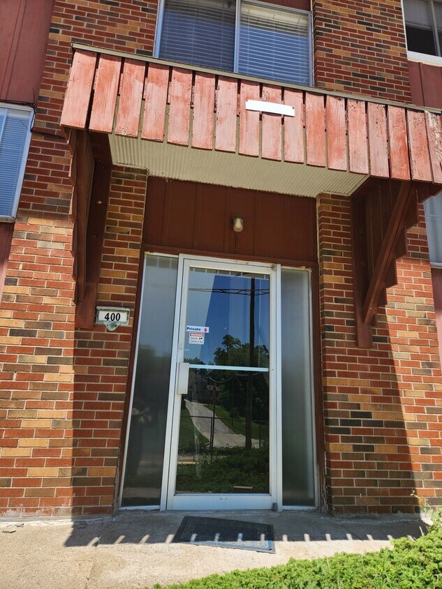 400 W Mather St Unit 400 Mather5, Alton, IL 62002 Room for Rent in