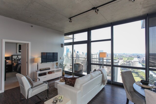 Building Photo - 235 W Van Buren St