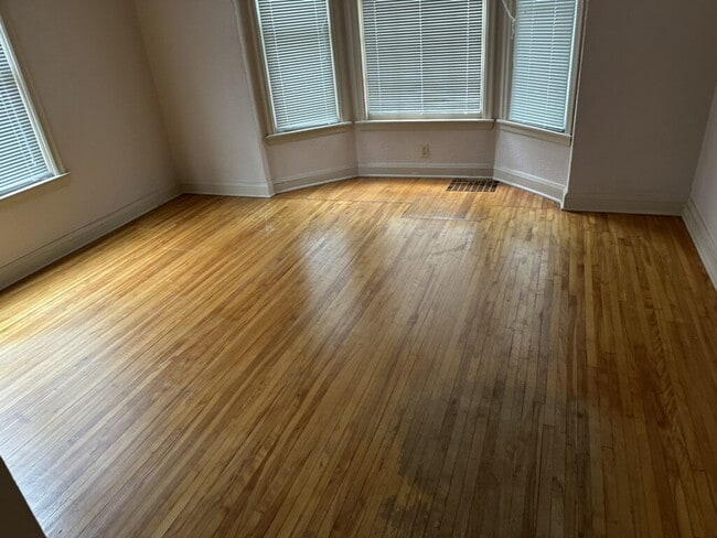 Building Photo - 2 bedroom - Duplex for RENT  Move in Nov 1st