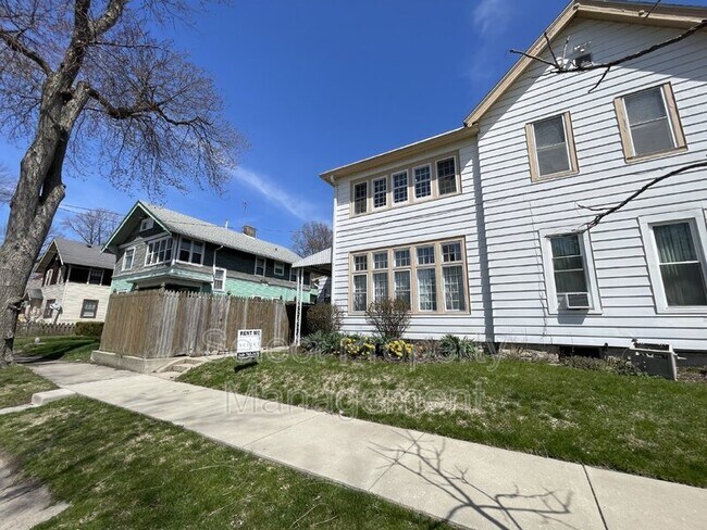 Building Photo - 912 Loree St
