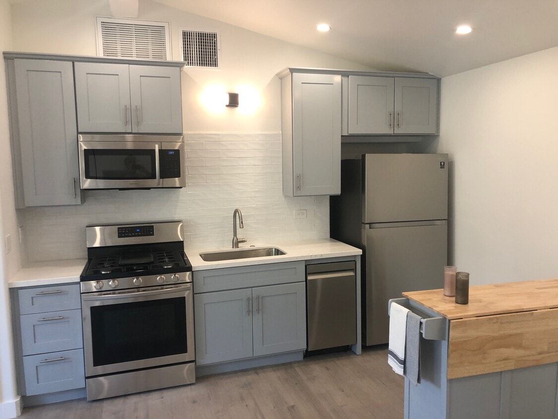 Kitchen with full size appliances - 41482 Willow Run Rd