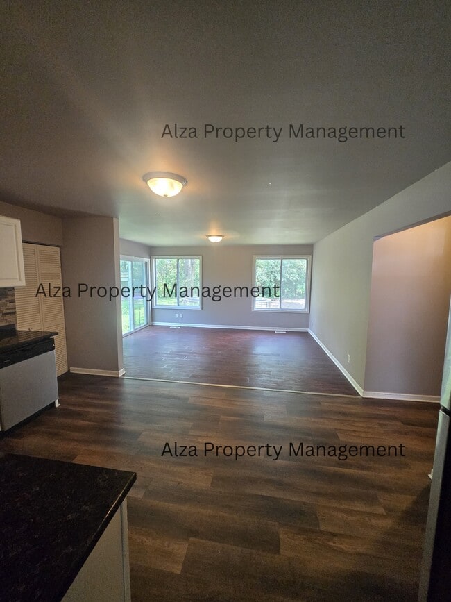 Foto del edificio - 828 Poplar Ln